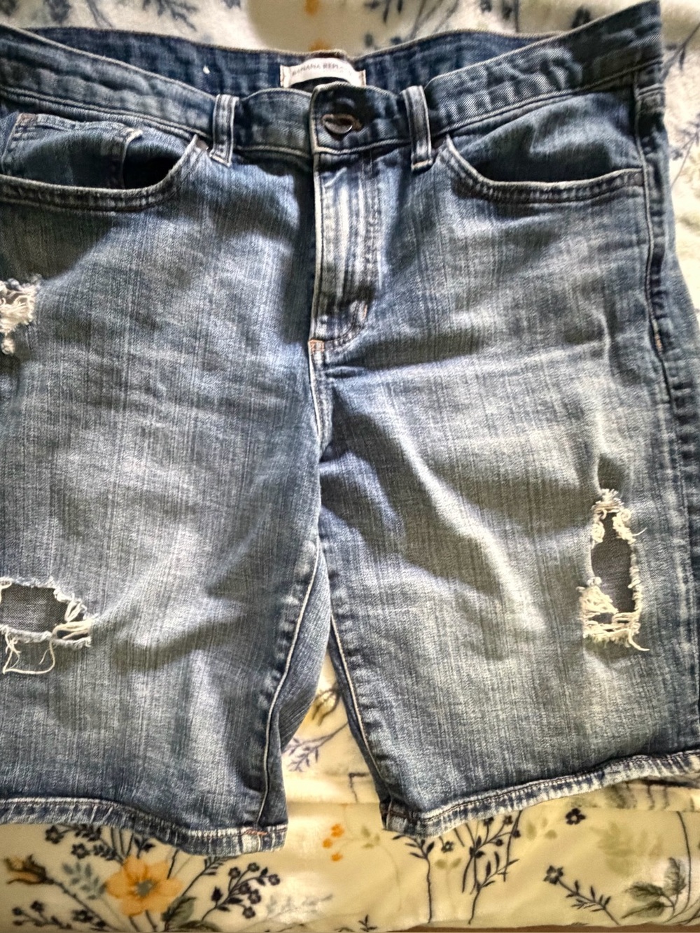 Banana Republic Women’s Distressed Light Blue Denim Jean BF Bermuda Shorts Sz 31